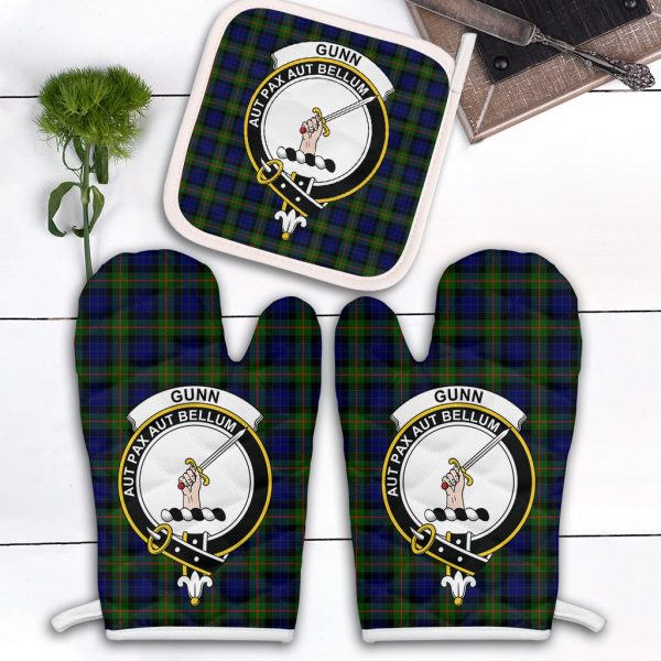 Gunn Modern Tartan Crest Oven Mitt And Pot Holder (2 Oven Mitts + 1 Pot Holder) For Sale